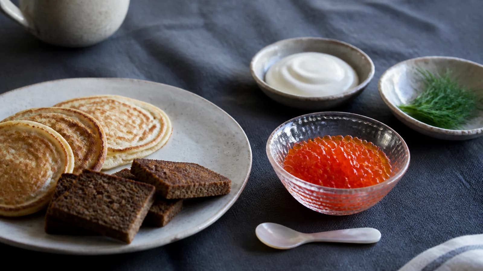 Как подать красную икру и не заглушить её вкус